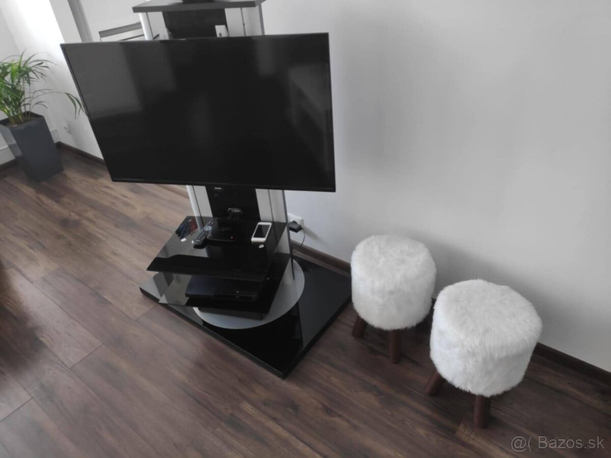 TV stolík s otočným stojanom