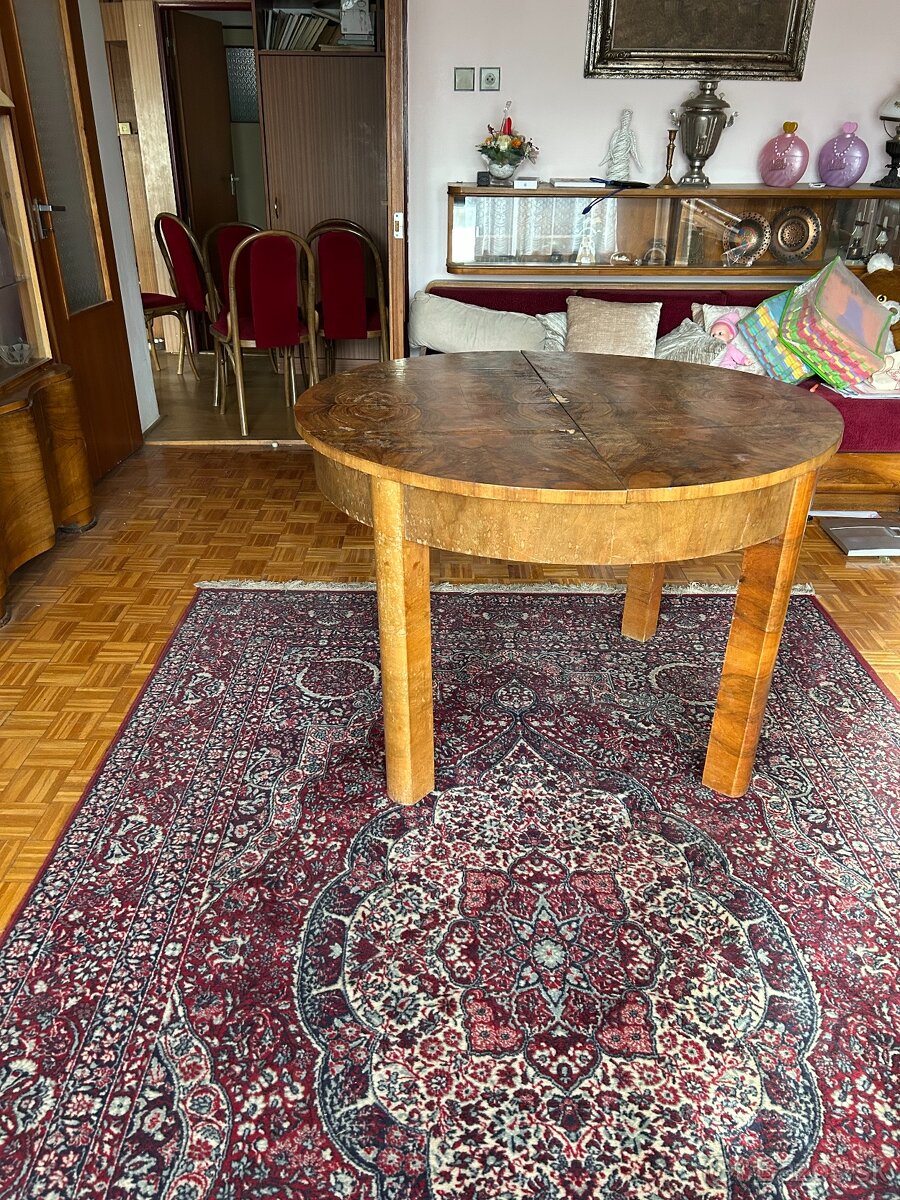 Starožitný dýhovaný okrúhly rozkladací stôl