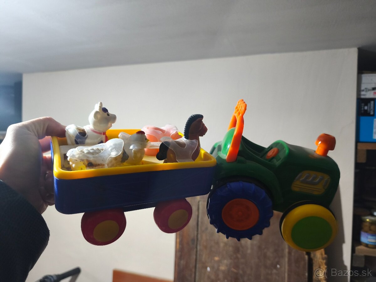Traktor so zvieratkami.
