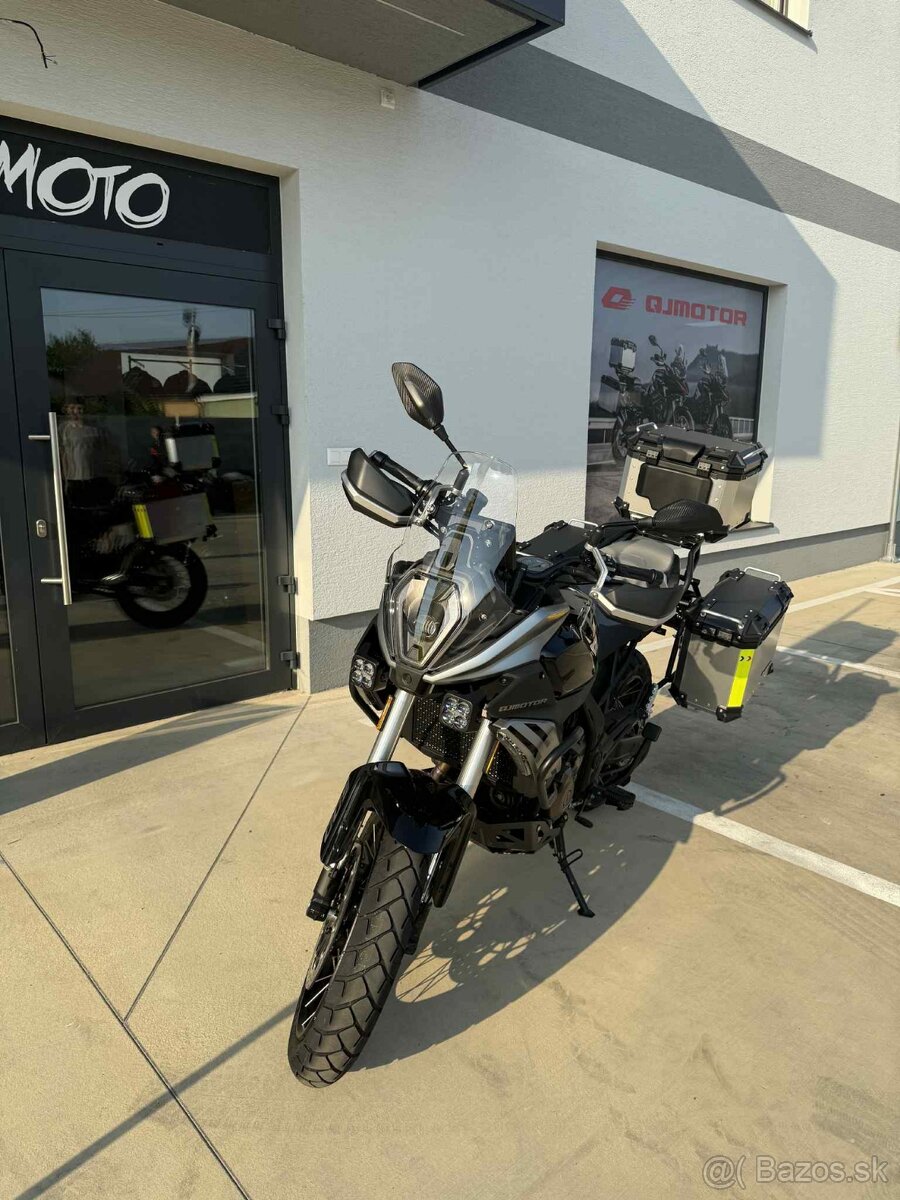 QJ MOTOR SRT600SX-Čierna