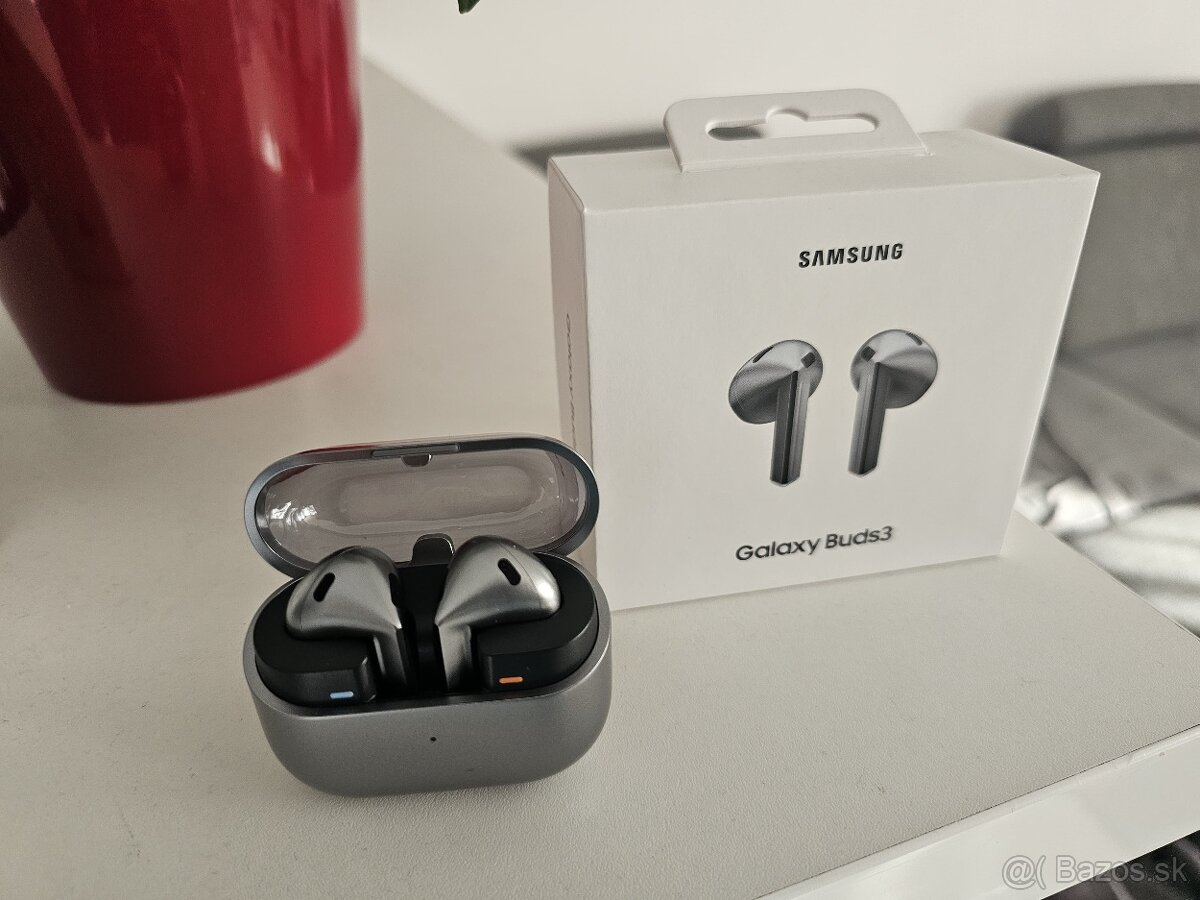 Samsung Galaxy Buds 3 strieborne