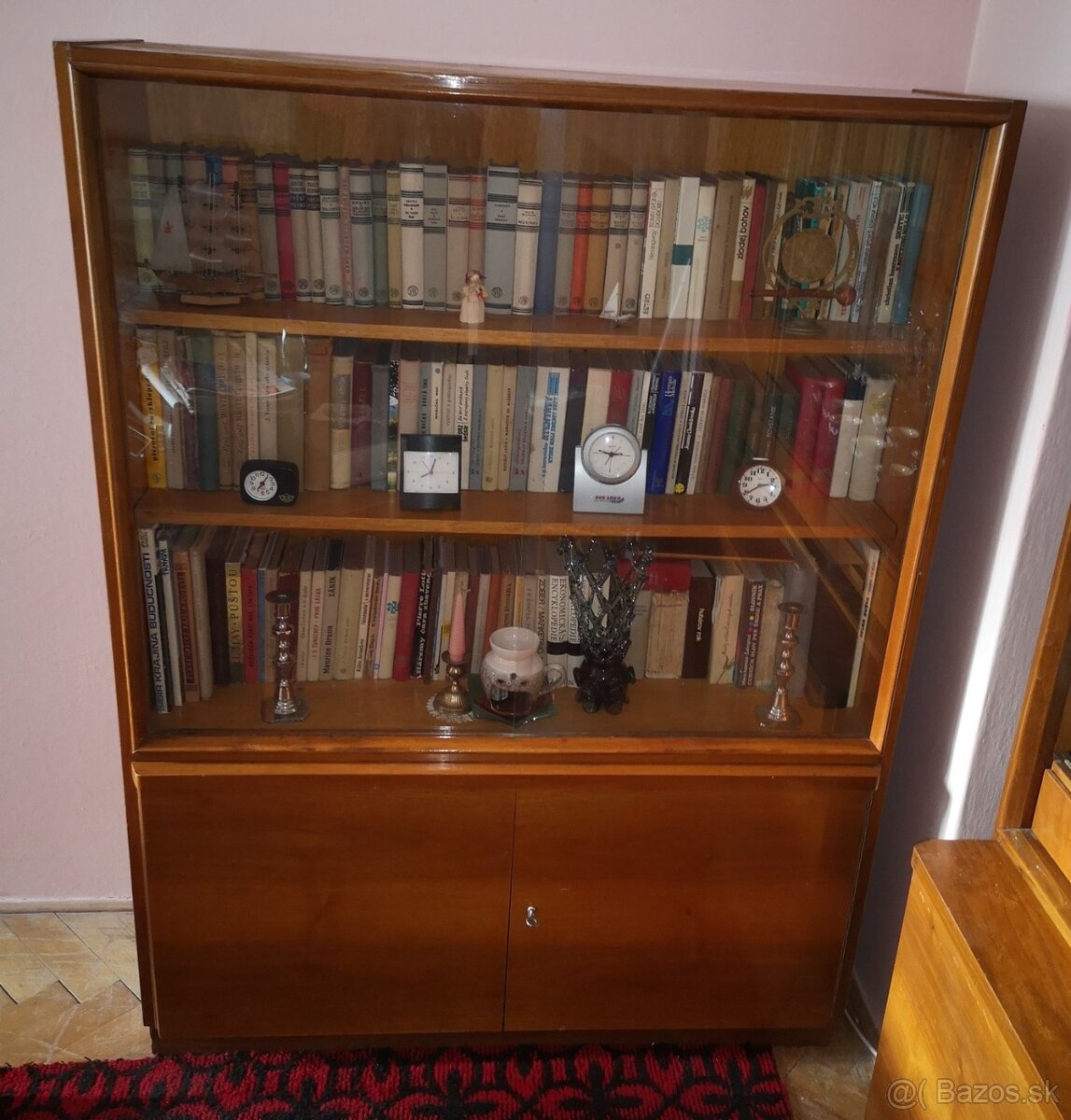 Knihovňa bytová.