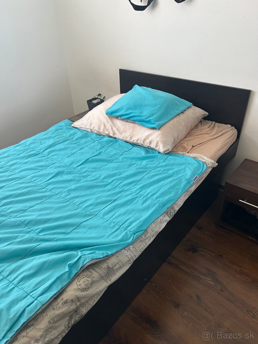 Predám posteľ a dva nočné stolíky