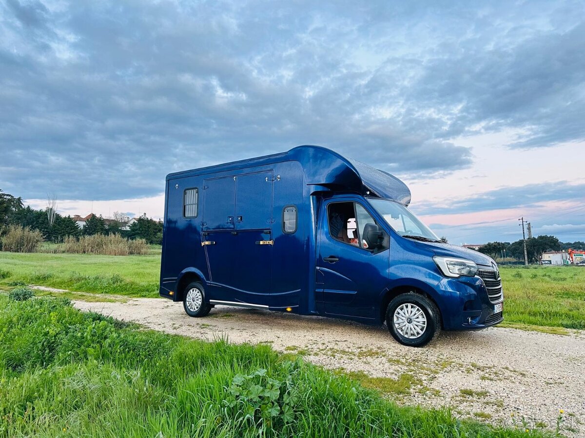 Prepravník koní Renault Master 5-miestny ATM / Automat NOVE
