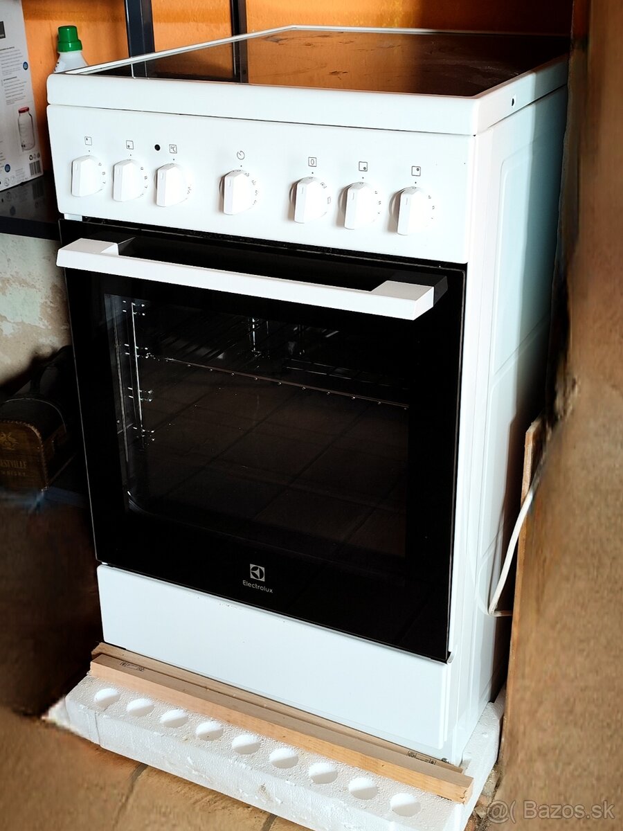 Sporák Electrolux - Sklokeramická / Elektrický