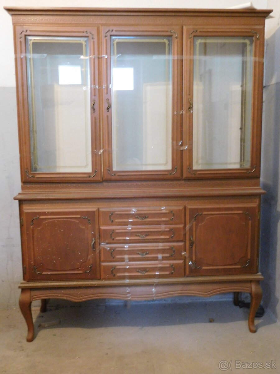 Komoda a vitrina
