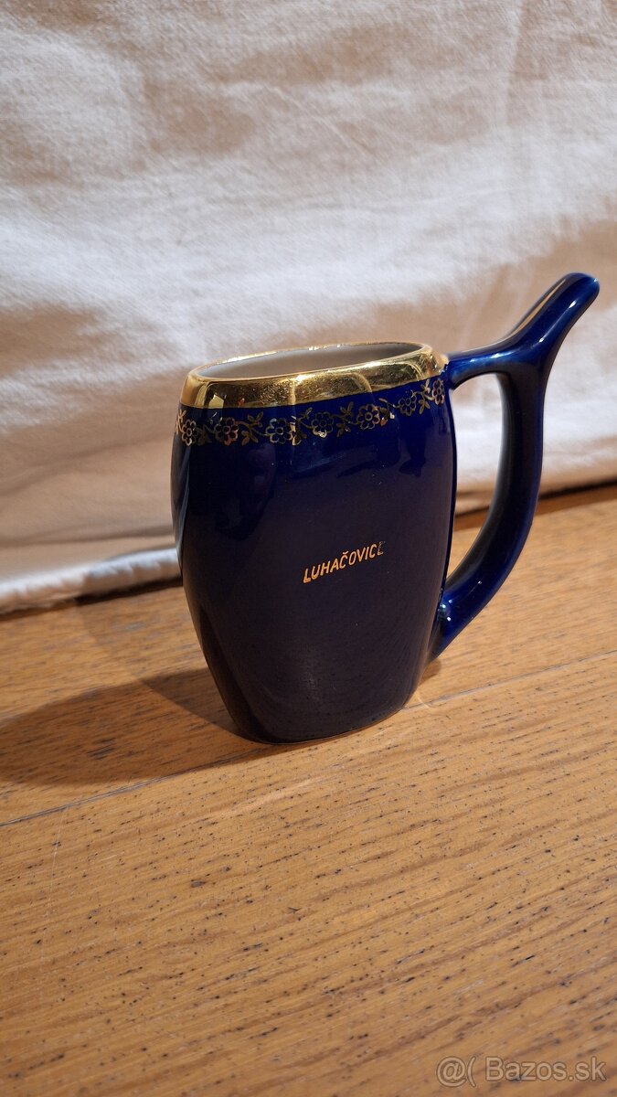 Tmavomodrý keramický hrnček Luhačovice – zlatý okraj, retro