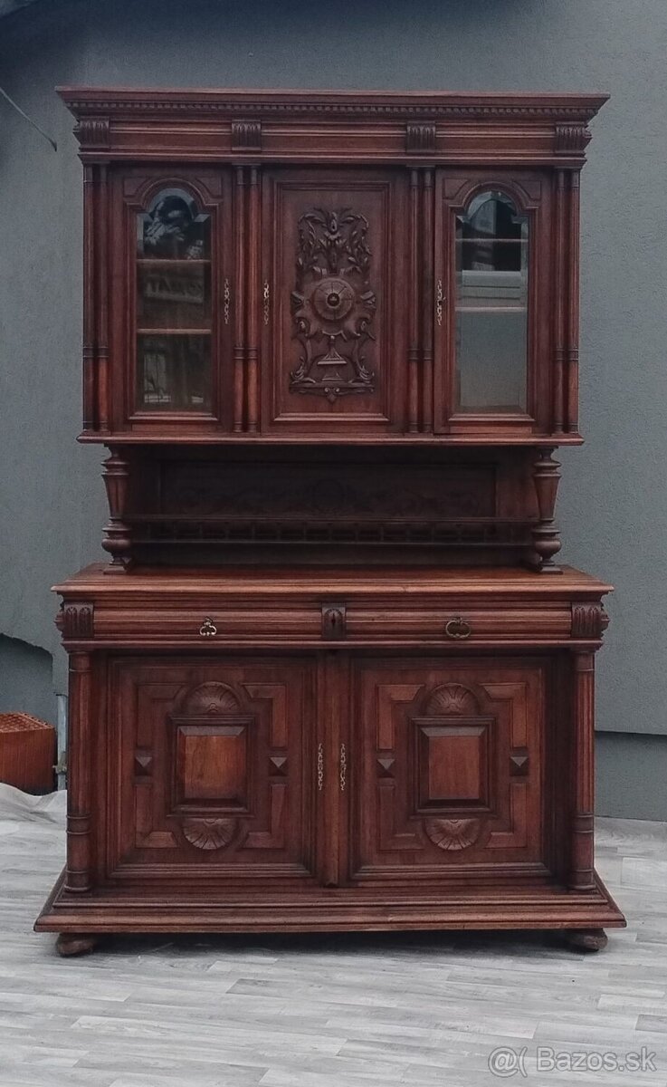 Príborník starožitný – 233 x 156 x 60 cm.