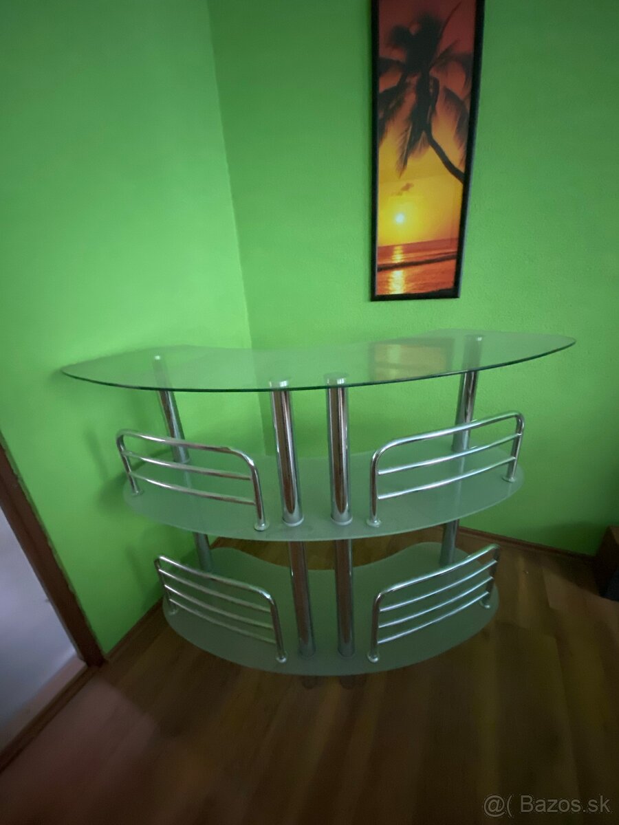 Sklenený barový stolík
