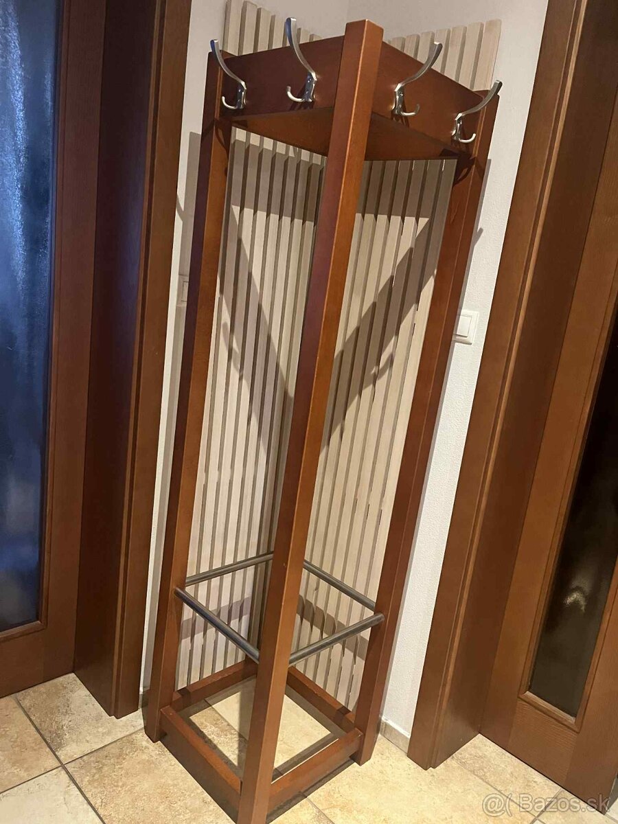 Predám vešiak stojan