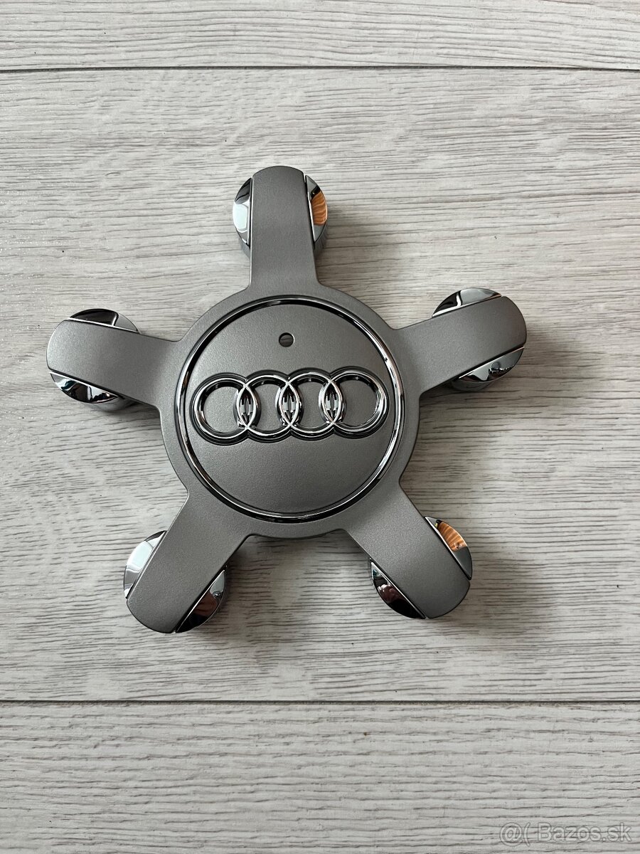 Stredová krytka kolesa AUDI 8R0601165