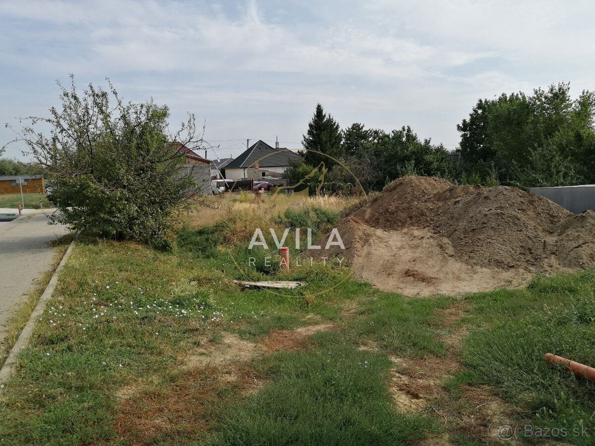 NA PREDAJ: stavebný pozemok 648m2 - Zavar