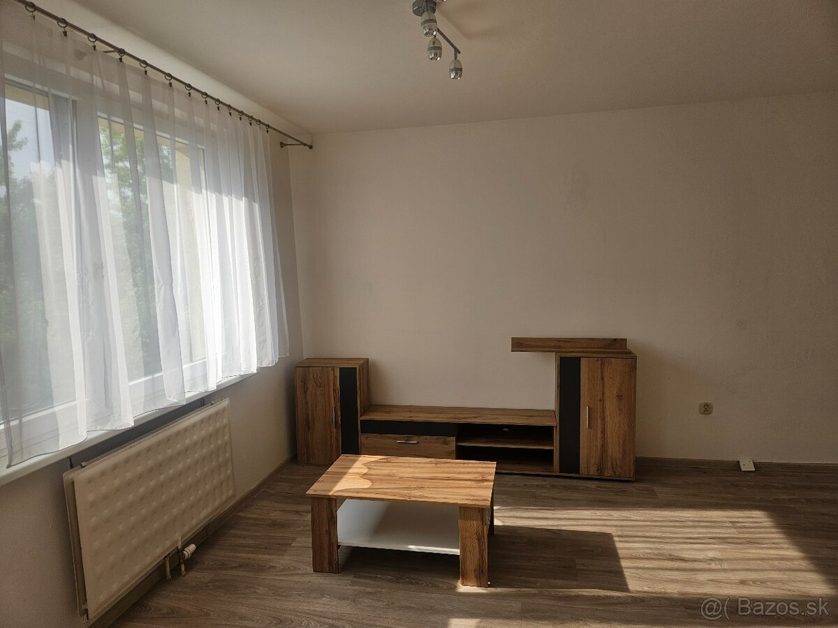 1 izbový byt na sídlisku Ľadoveň.
