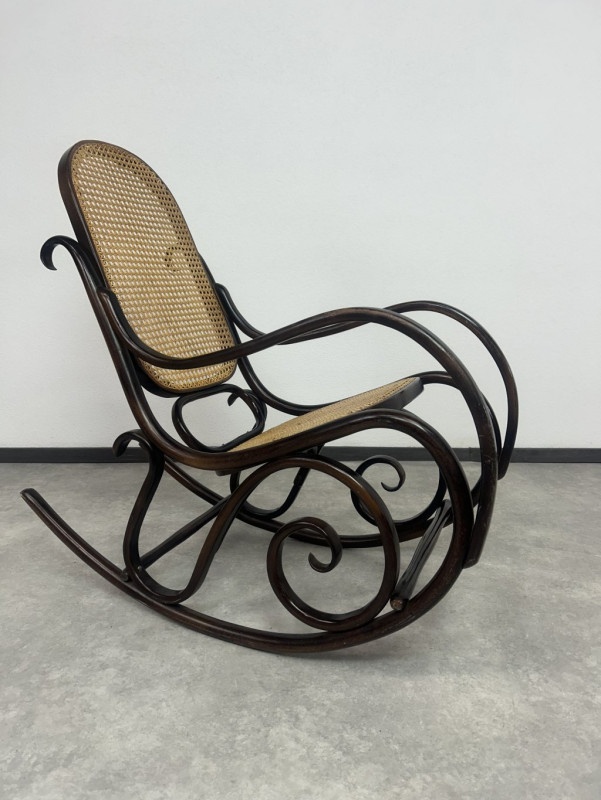 Hojdacie Kreslo Thonet s ratanovým výpletom