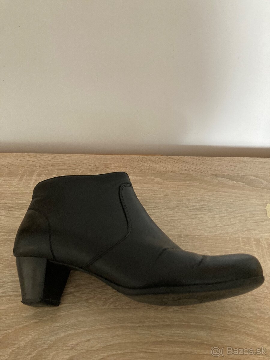 Dámske čierne kotníčky č 41