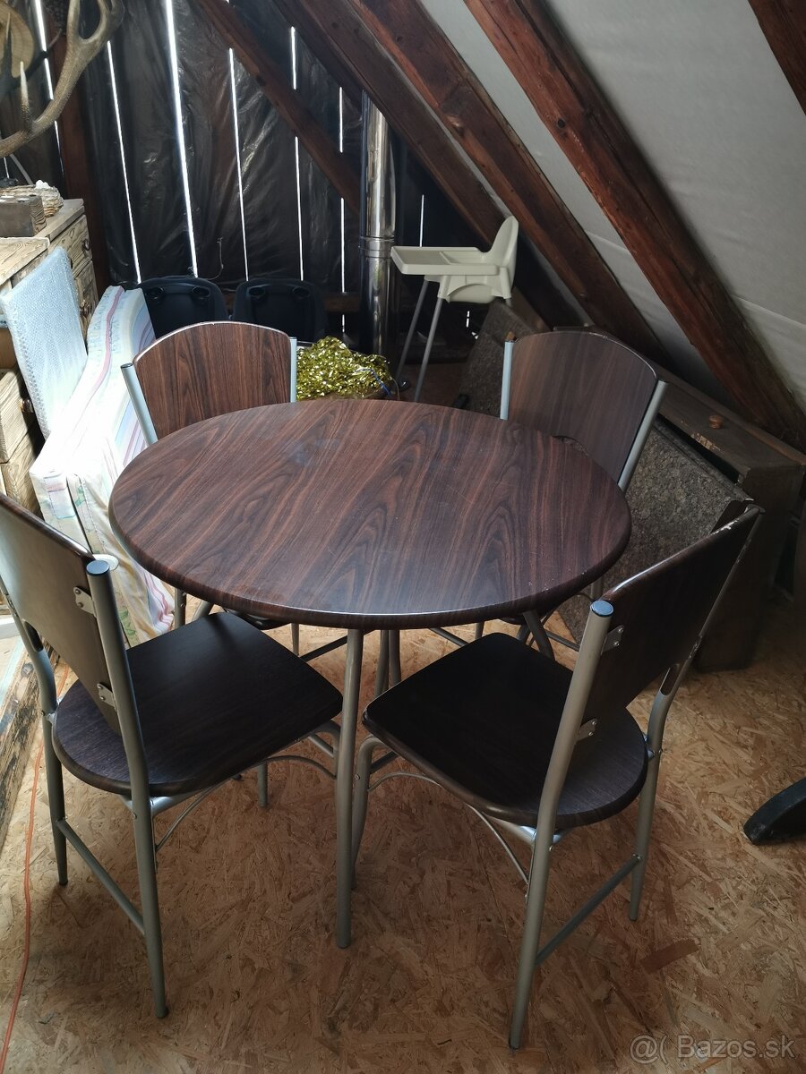 Jedálenský stôl a stoličky