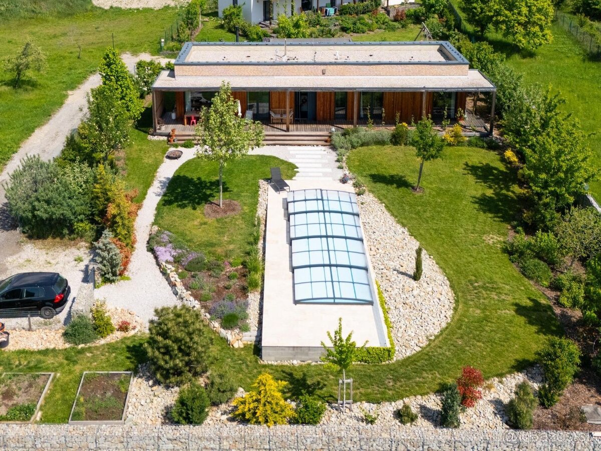 MIKELSSEN - Na predaj výnimočný bungalov s bazénom v lukratí