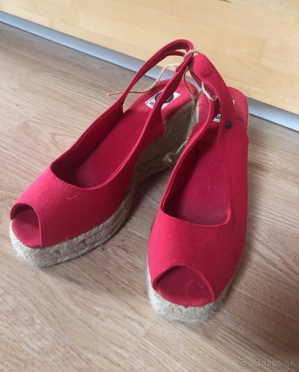 Červené retro sandále