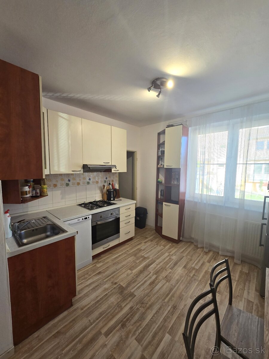 Priestranný 2 izbový byt s balkónom - Trenčianske Stankovce
