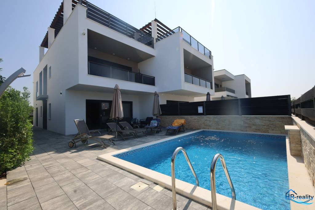Vodice, Srima – dom s bazénom a krovnou terasou
