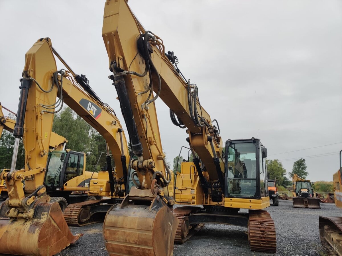 Pásový bagr CAT 325F LCR