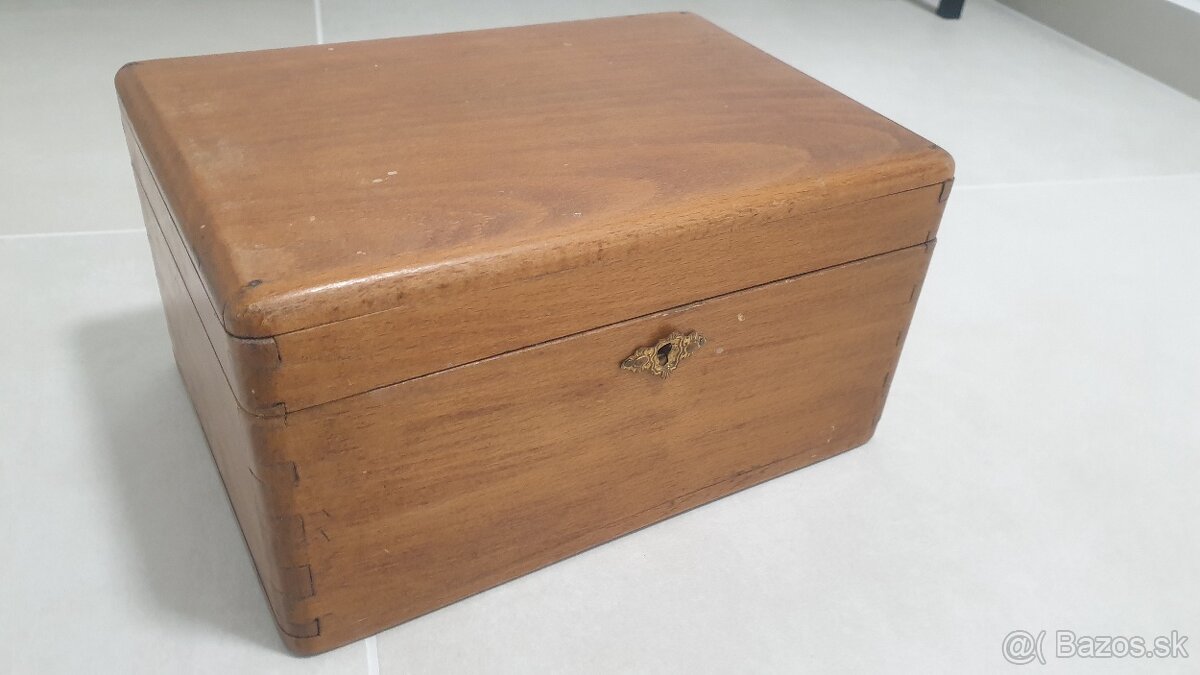 Stará drevená šperkovnica