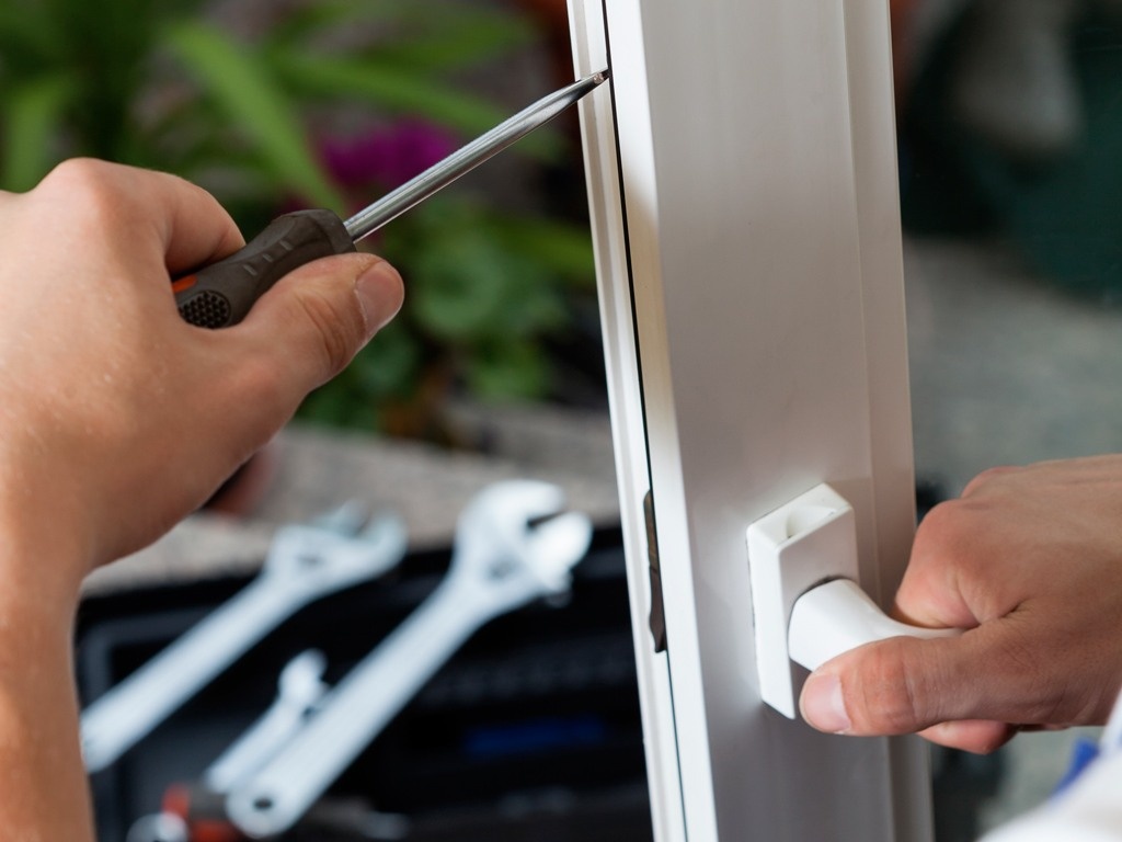 Servis okien a dverí + tieniaca technika