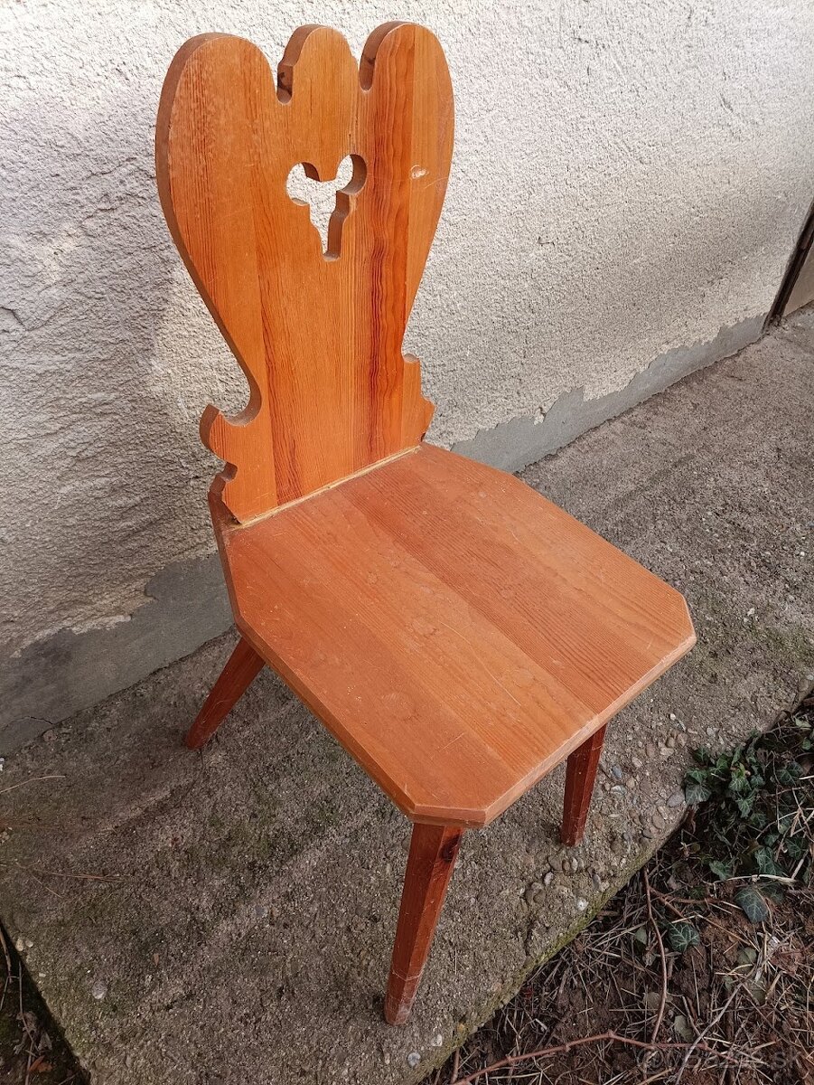 Vyrezávané stoličky