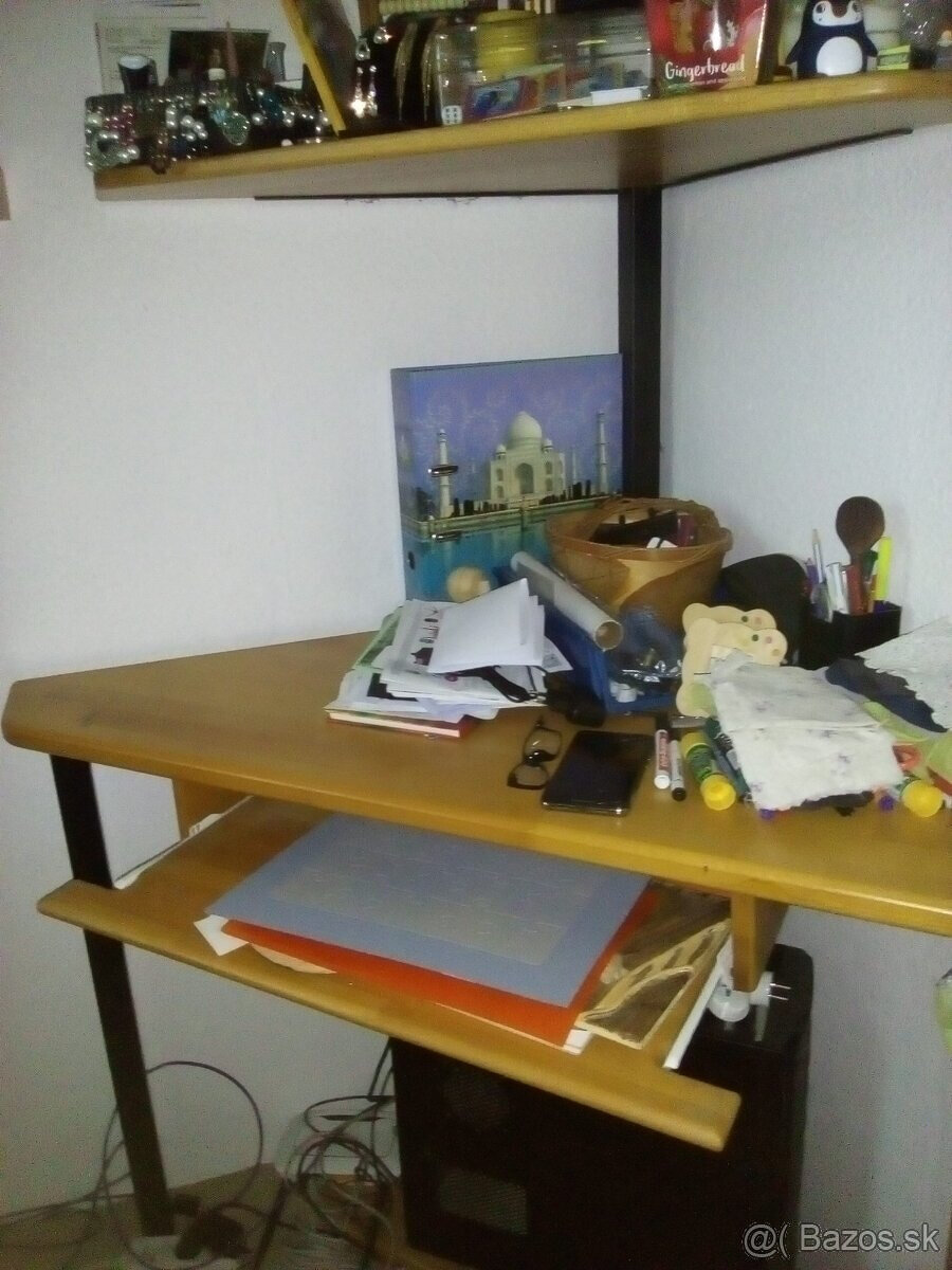 Drevený počítačový rohový stôl