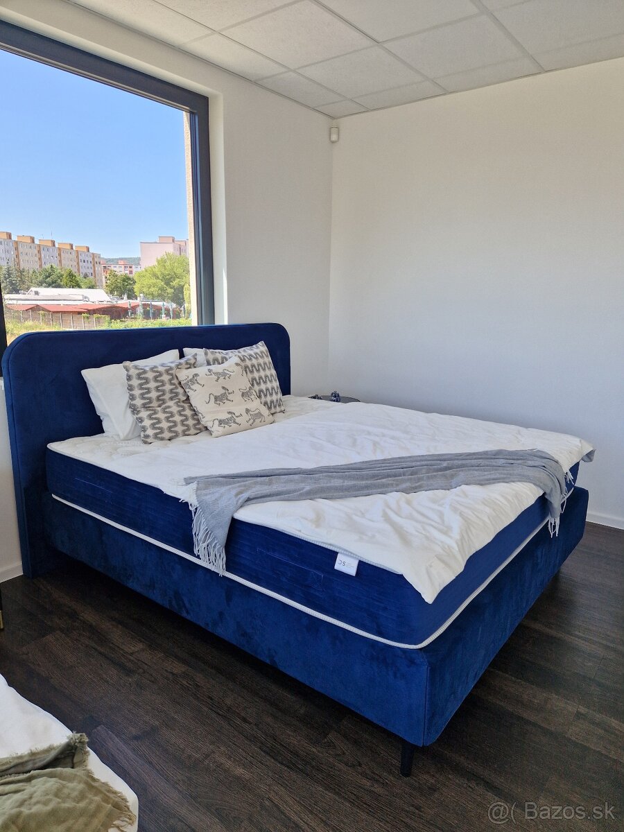Masívna boxspring posteľ s matracmi a roštami – zn. SANAS