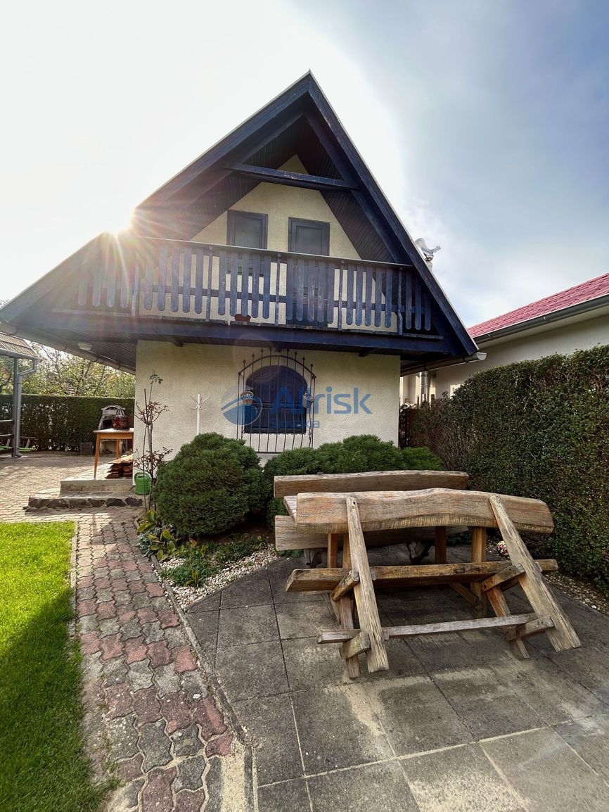 Murovaná podpivničená chata s okrasnou záhradou v osobnom vl