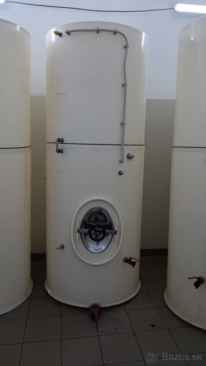 Plastové nádrže na víno