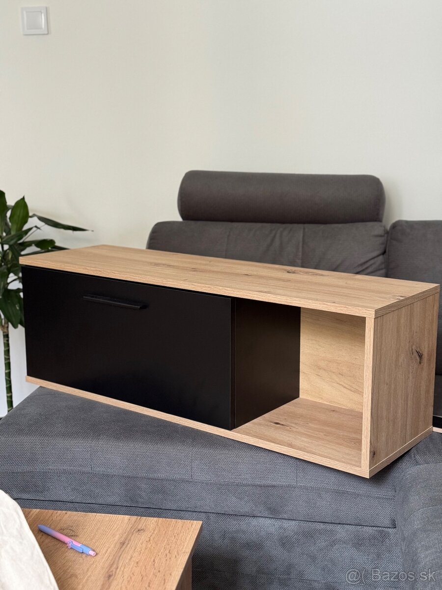 Zavesna polička s dvierkami