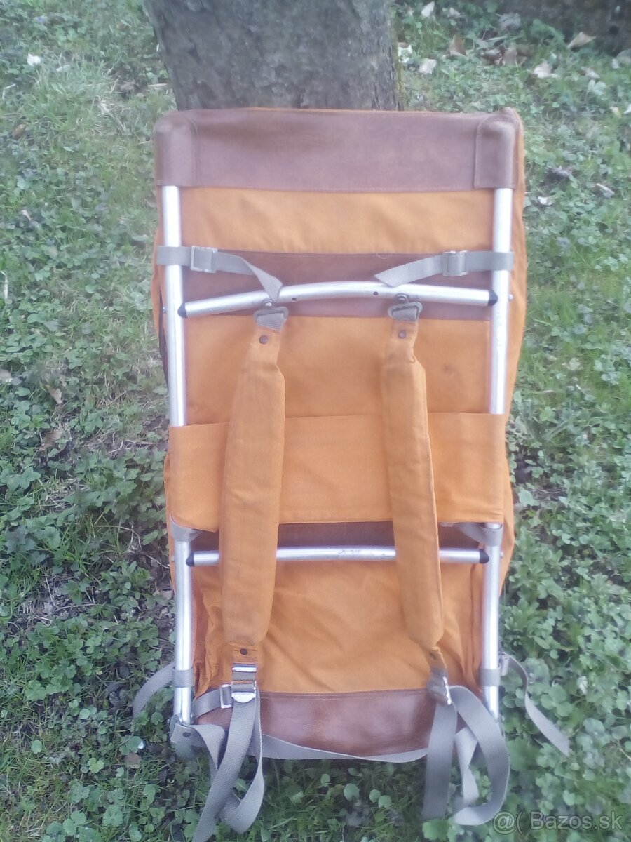 retro turistický batoh