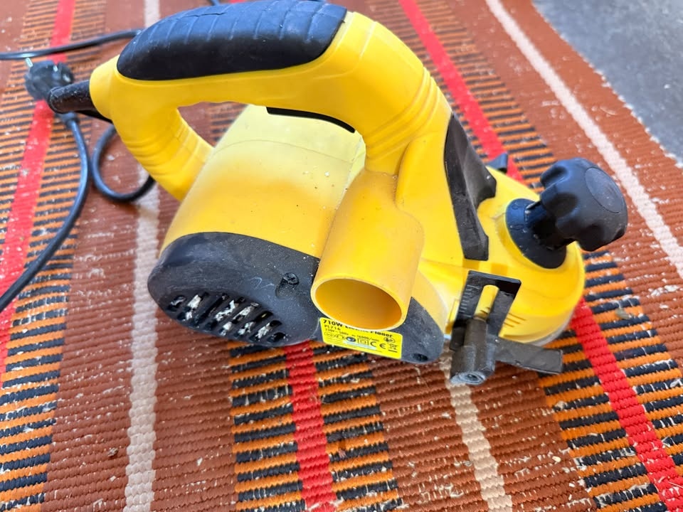 Elektrický ručný hoblík 710W