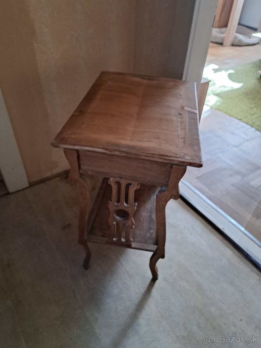 Vyrezávaný stolík a obrazy