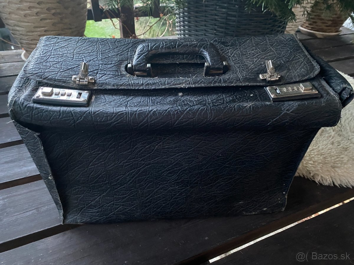 Starý retro čierny kožený kufor