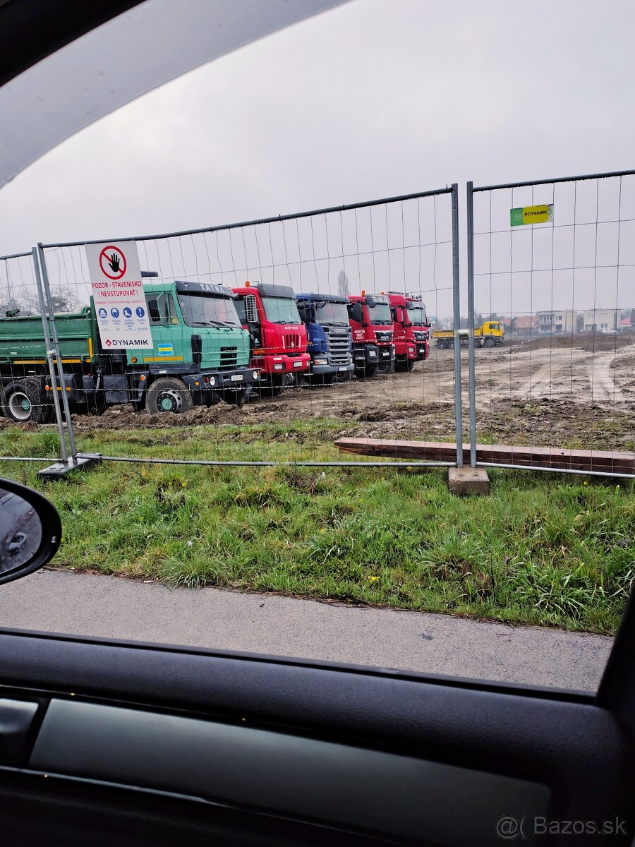 Vodič nákladného vozidla, strojník.