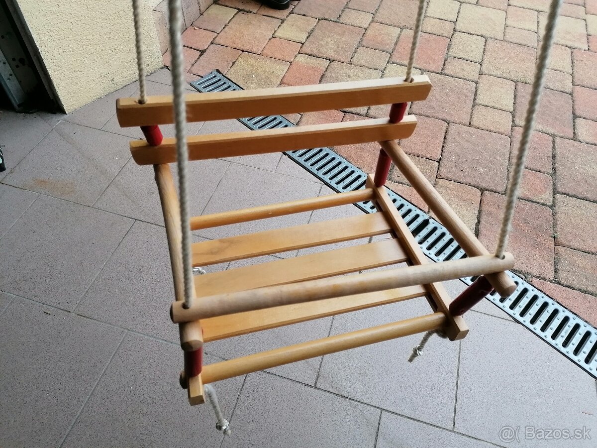 DREVENNÁ DETSKÁ HOJDAČKA