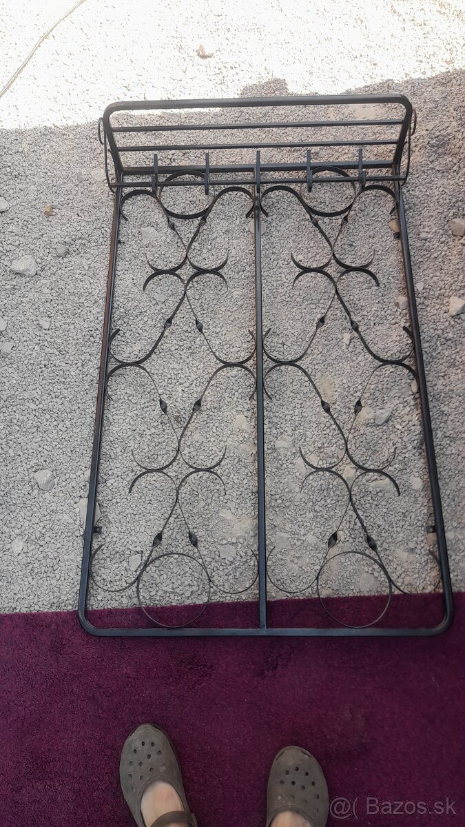 Kovaný vešiak 50eur, retro stôl 50eur