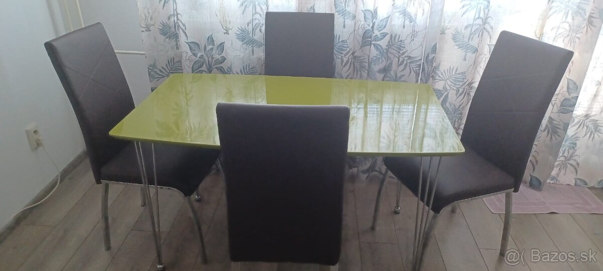 Predám stôl so 4 stoličkami