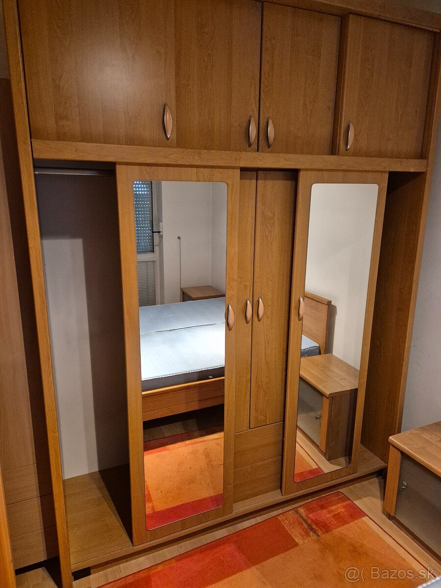 Predám šatníkovú skriňu z masívu so zrkadlom