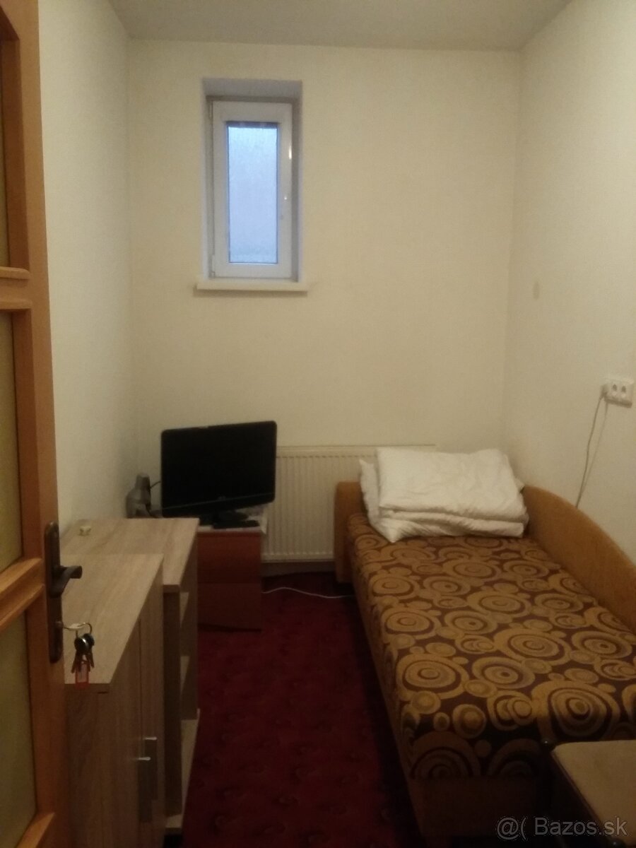 Prenajmem samostatnú izbu v rodinnom dome Košice-Barca.