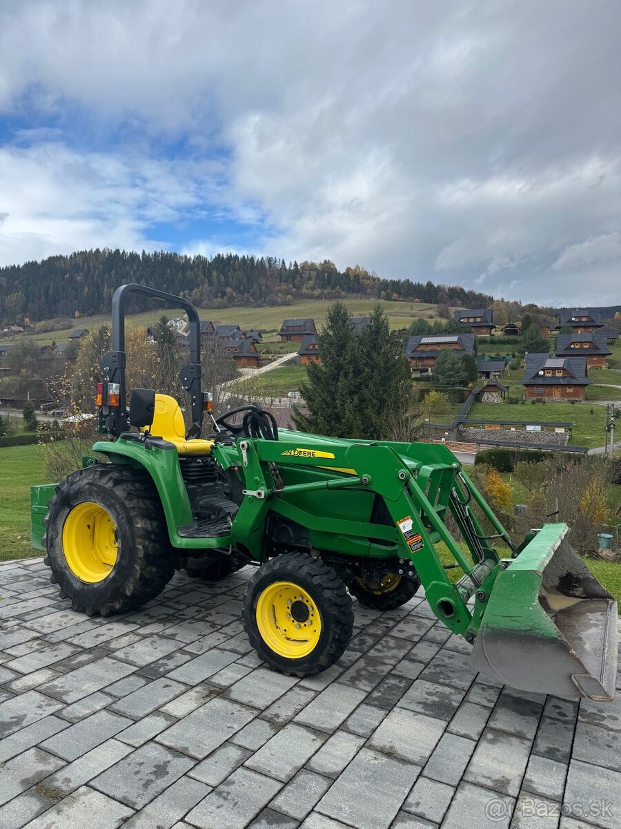John Deere s množstvom príslušenstva