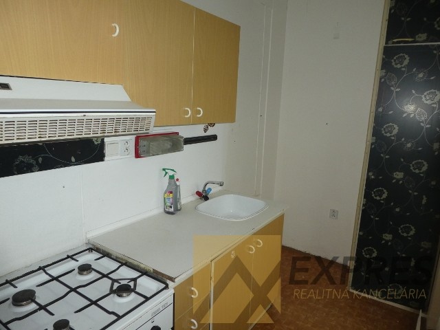 RK EXPRES - na predaj 1 izbový byt v Handlovej, ul. Mostná.