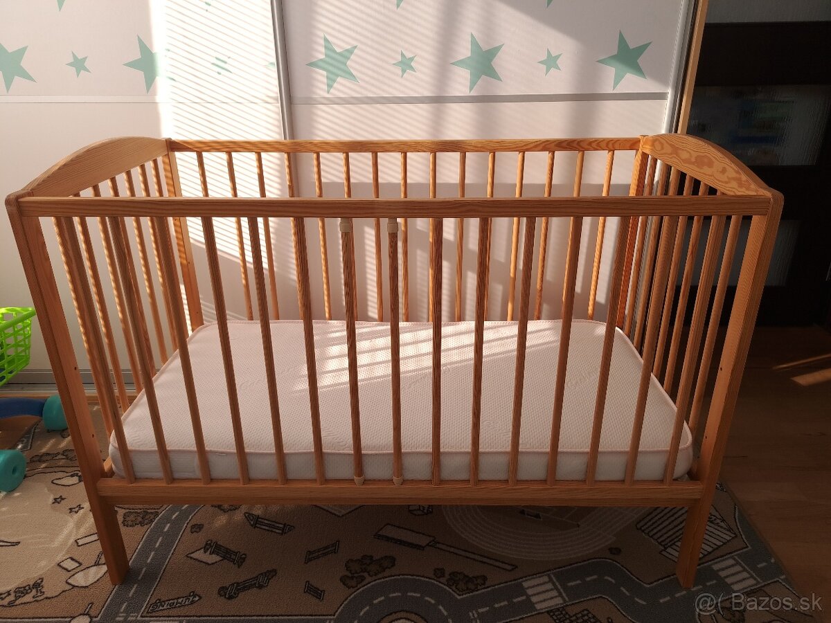 Predám detskú masívnu postieľku s matracom