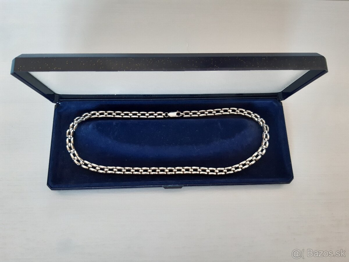 Strieborný dámsky náhrdelník.