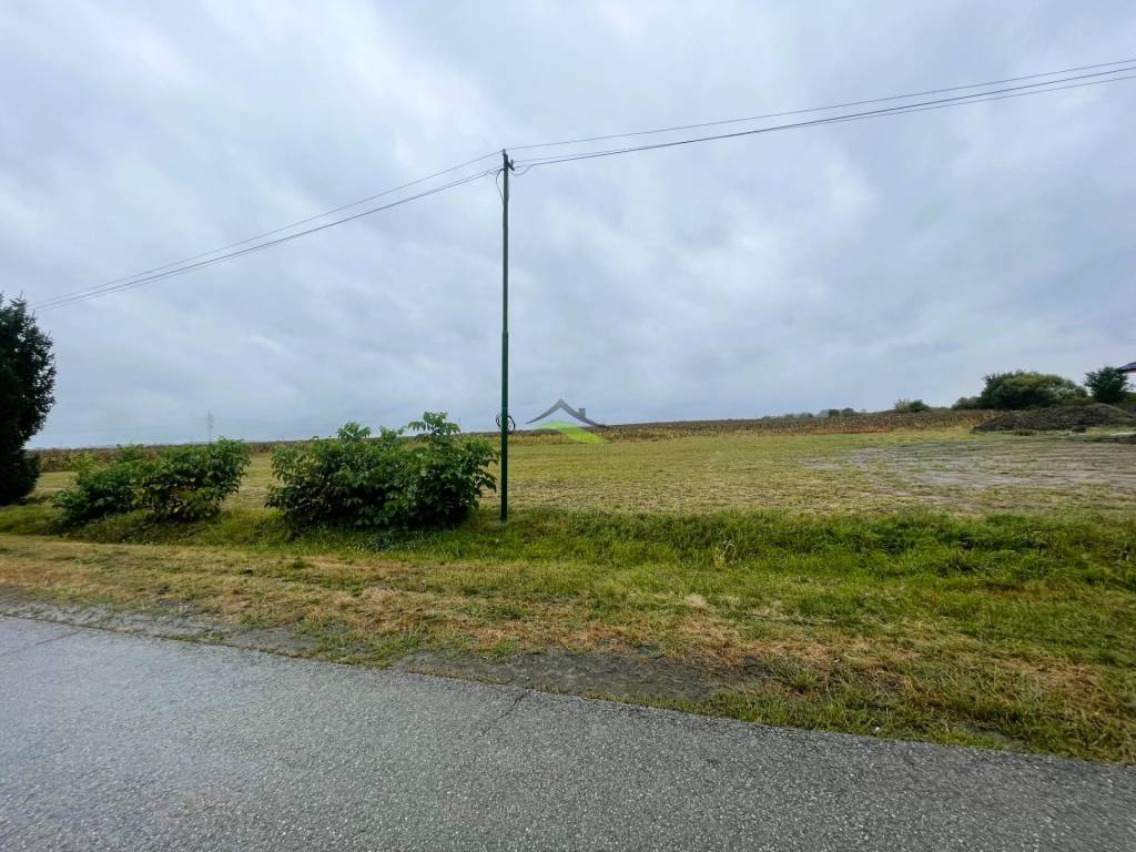 Stavebný pozemok pri Michalovciach - 750 m2 - 27.000€
