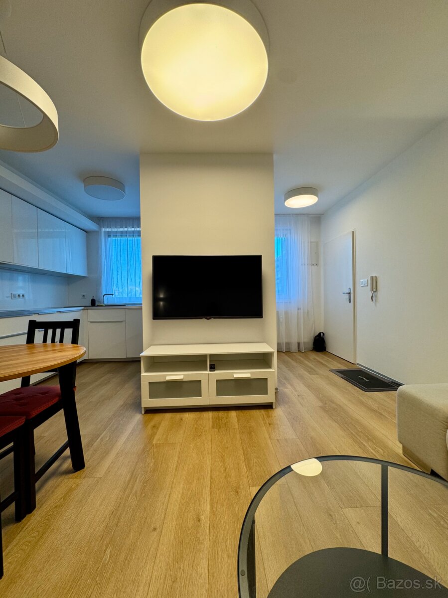 TV stolik Brimnes (IKEA)