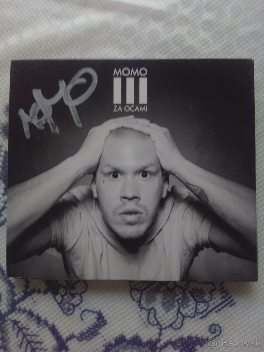 Momo za očami